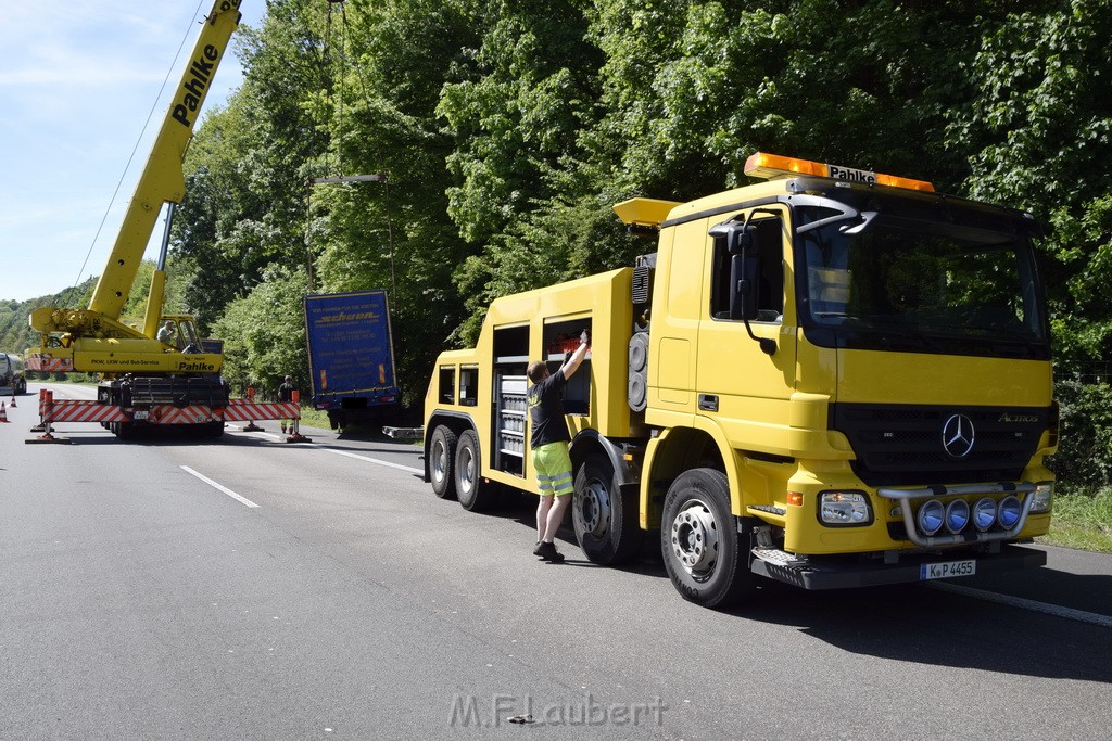 LKW in Boeschung A 3 Rich Frankfurt Hoehe Roesrath Lohmar P169.JPG - Miklos Laubert